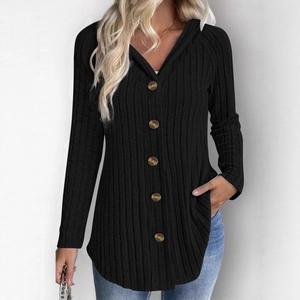Cardigan nero con cappuccio da donna in maglia a coste e bottoni in legno