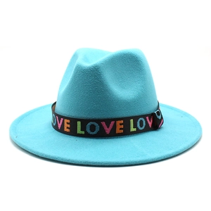 Détail d'un chapeau en laine bleue avec ruban noir et broderie LOVE colorée