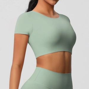 Gros plan du haut de yoga vert sauge en maille sans couture avec une coupe moulante