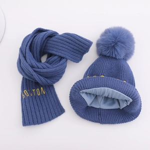 Detail von marineblauem Strickmütze und Schal-Set mit Boston-Stickerei und Fleecefutter