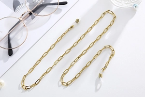 Detail of a gold-plated paperclip chain for glasses with anti-slip silicone loops