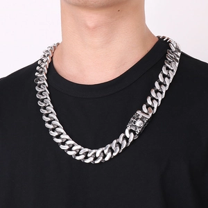 Collier chaîne cubaine épaisse argentée pour homme avec fermoir crâne et finition polie