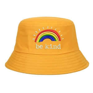 Bob en coton orange avec broderie arc-en-ciel et texte Be Kind sur fond blanc pur