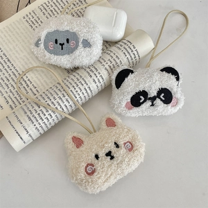 Dettaglio di custodie per auricolari in peluche a forma di pecora e panda ricamate