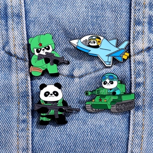 Détail de badges en émail de panda militaire épinglés sur un tissu en denim bleu