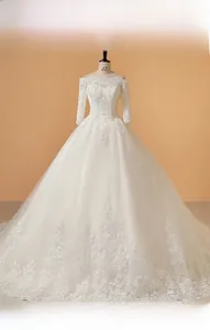Vue détaillée d'une robe de mariée blanche à épaules dénudées avec broderie de dentelle