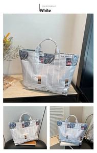 Detail van de grote shopper met vintage krantenprint en witte handvaten