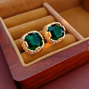 Dettaglio orecchini con zircone verde taglio quadrato e montatura dorata vintage chic