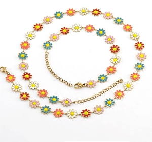 Détail de chaîne en or 18K avec des marguerites colorées en émail rouge, rose et jaune