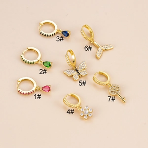 Boucles d'oreilles dorées avec pendentifs papillon, fleur et queue de poisson variés