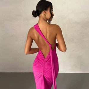 Vue arrière d'une robe moulante dos nu rose fuchsia avec fronces et boucle métallique