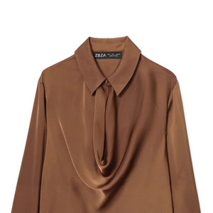Elegantes braunes Langarmhemd aus Satin mit drapiertem Kragen und seidiger Oberfläche