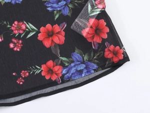 Dettaglio dell'orlo della camicia in chiffon a fiori con etichetta e trama del tessuto
