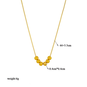 Goldene Titanstahl-Halskette mit sieben runden Perlen an einer minimalistischen Gliederkette