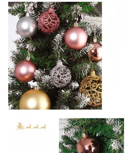 Vista dettagliata di palline di Natale colorate da appendere con finitura lucida e glitter.