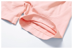 Gros plan sur la tenue de yoga rose sans couture avec texture en maille élastique