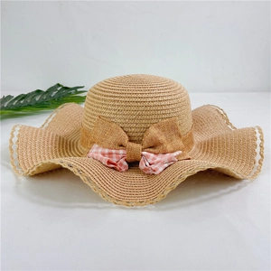 Cappello di paglia pieghevole a tesa larga con fiocco a quadretti rosa per l'estate