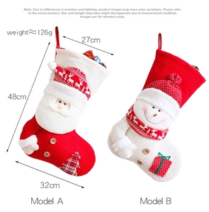 Großer Strick Weihnachtssocken mit Weihnachtsmann und Schneemann als ideale Geschenktasche.