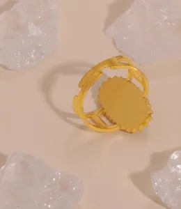 Vista macro dell'anello placcato oro 18K con fascia traforata e base ovale seghettata