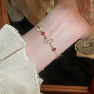 Gros plan d'un bracelet papillon ajustable avec zircons scintillants sur un poignet féminin