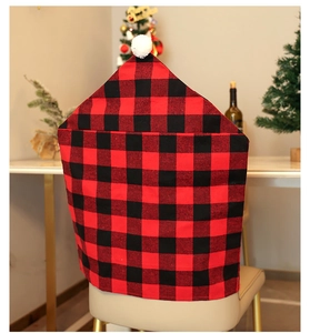 Détail de la housse de chaise bonnet de Noël à carreaux rouges et noirs avec pompon