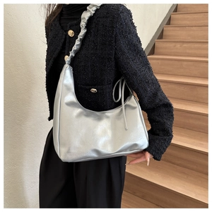 Nahaufnahme der silbernen Hobo-Tasche mit geriffeltem Riemen und Metallic-Finish