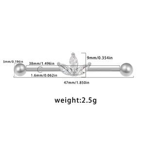 Vue macro barre piercing industriel 38mm avec zircons marquise et détails de taille