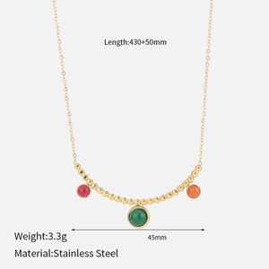 Collana in acciaio inossidabile dorato con tre ciondoli tondi in pietre naturali