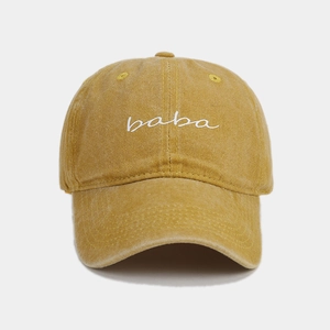 Detail der hochwertigen weißen Baba-Stickerei auf senfgelber gewaschener Baumwollkappe