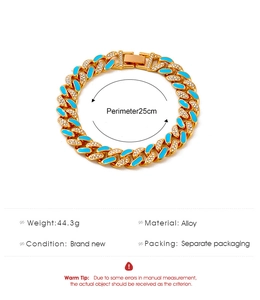Dettaglio del bracciale cuban link dorato da 25cm con smalto blu e strass luccicanti