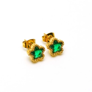 Detail von goldenen Blumenohrringen mit sternförmigen grünen Zirkonia und Perlenrand