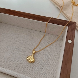 S925 sterling silver shell pendant necklace with gold finish in a luxury wood tray