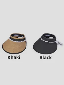 Dettaglio di visiere in paglia color kaki e nero con nastro nero e decoro di perle