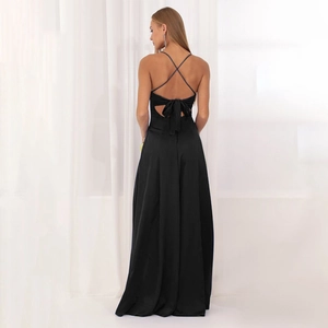 Détail de la robe de soirée en satin noir avec dos nu et fines bretelles croisées