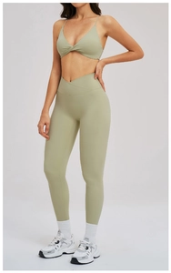 Completo sportivo verde salvia, reggiseno a nodo con spalline sottili e legging a V
