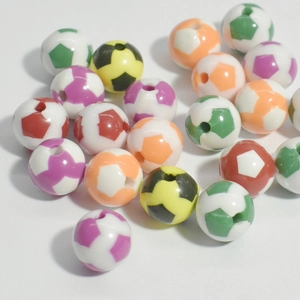 Détail de perles de football colorées en acrylique avec trous pour la création de bijoux