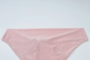 Dettaglio ravvicinato del tessuto elastico rosa setoso con cuciture senza cuciture