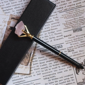 Stylo à bille en cristal de quartz rose avec détails dorés et coffret cadeau