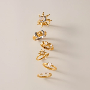 Detailansicht 6-teiliges Gold-Ring-Set mit Himmelsmotiven, Sonne, Mond und Zirkonia