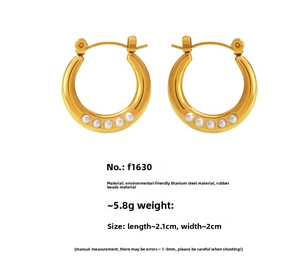 Detail of 18K gold plated C-shape titanium steel earrings with small pearls