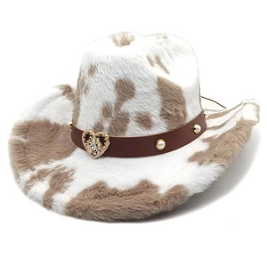 Detail eines Western-Cowboyhuts mit Kuhmuster, Herz-Strass-Schnalle und Perlenbesatz