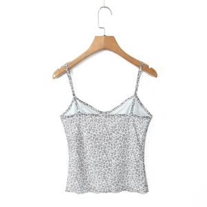Detail von Leoparden-Mesh-Camisole-Top mit dünnen Trägern auf einem Holzkleiderbügel