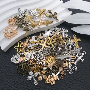 Macro-opname van diverse metalen kruis-hangers in goud en zilver op een textuuroppervlak