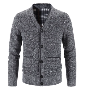 Detailansicht der Herren-Strickjacke mit dunkelgrauer Textur und kariertem Innenfutter
