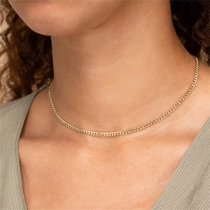Elegante vergoldete Titanstahl-Halskette mit Trensenkette auf dem Schlüsselbein