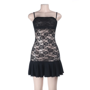 Détail d'une robe nuisette en dentelle noire avec motifs roses et ourlet en mousseline
