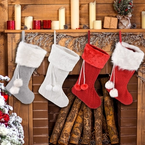 Chaussette De Noël En Tricot Avec Bordure En Fausse Fourrure Et Pompons Pour Décoration De Cheminée Maison