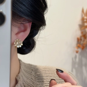 Elegant gold-plated flower stud earrings with sparkling rhinestones for women