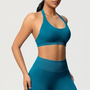 Vue détaillée du soutien-gorge de sport dos nu et du legging taille haute en bleu canard