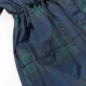 Détails du cordon de serrage et du tissu à carreaux sur la veste vintage à capuche